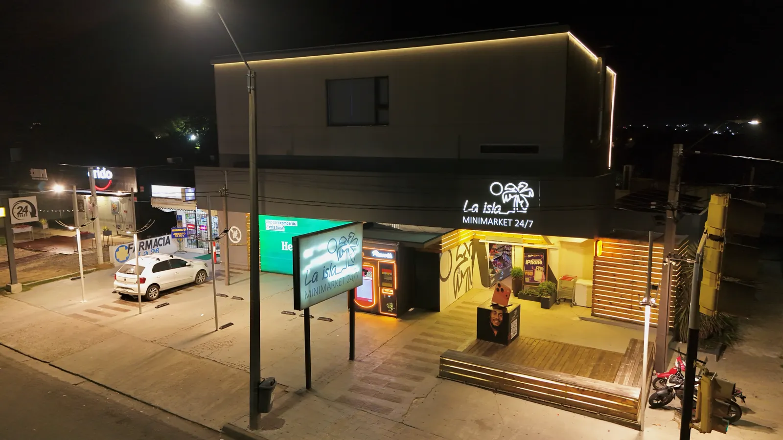 La Isla 24 Horas, el minimarket de Maldonado donde funciona la aplicación, de noche